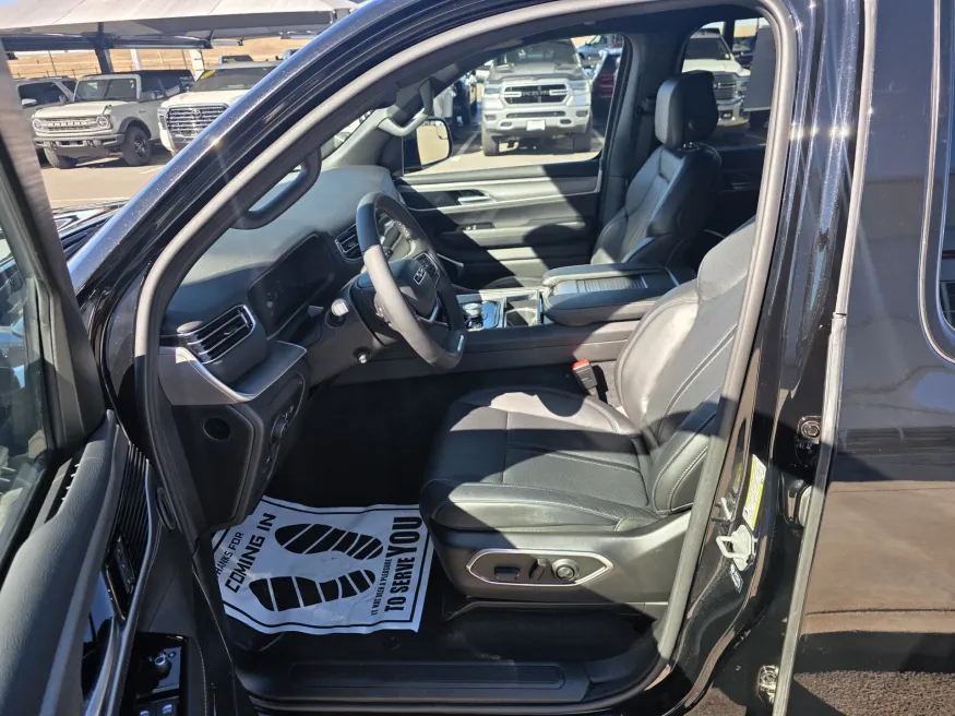 2025 Jeep Wagoneer L Base | Photo 10 of 34