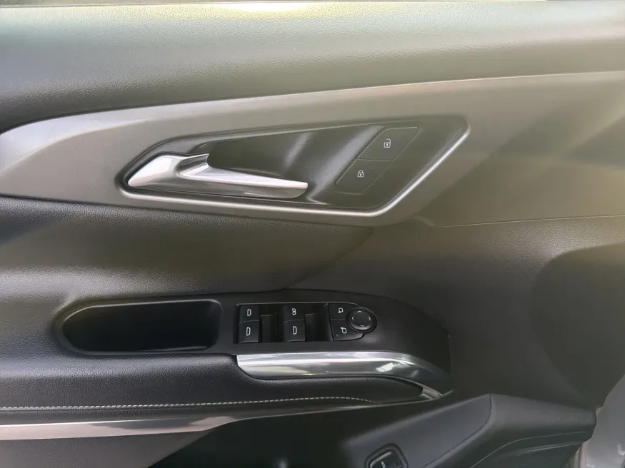 2025 Chevrolet Traverse AWD LT | Photo 14 of 22