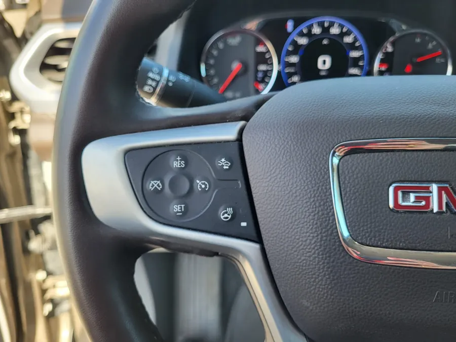 2023 GMC Acadia SLT | Photo 12 of 25