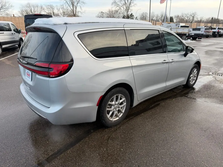 2024 Chrysler Pacifica | Photo 4 of 24