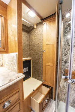 2015 Newmar Dutch Star 4018 | Thumbnail Photo 28 of 32