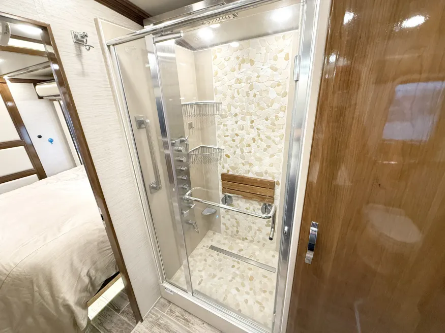 2018 Newmar King Aire 4553 | Photo 16 of 33