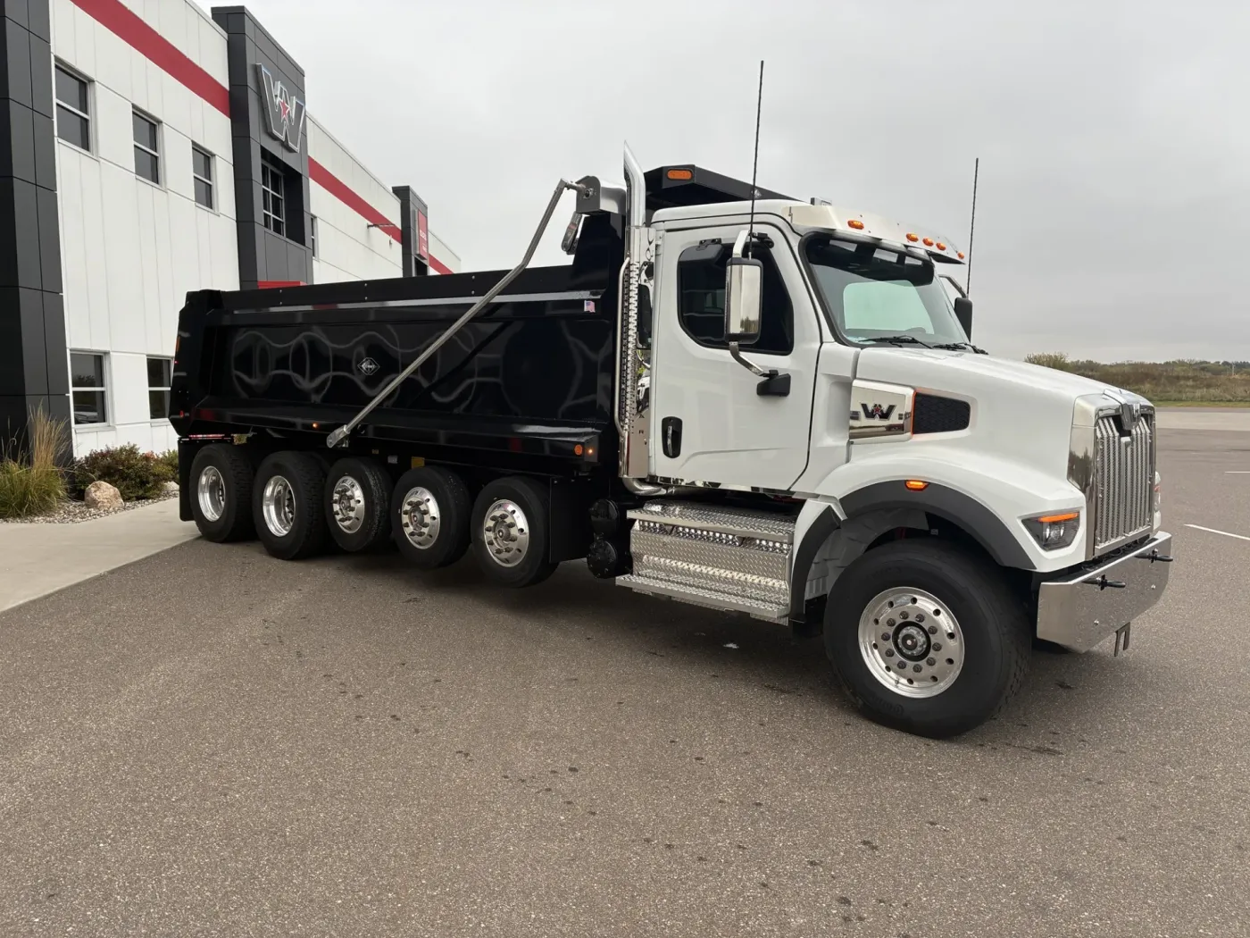2026 Western Star 47X | Photo 3 of 11