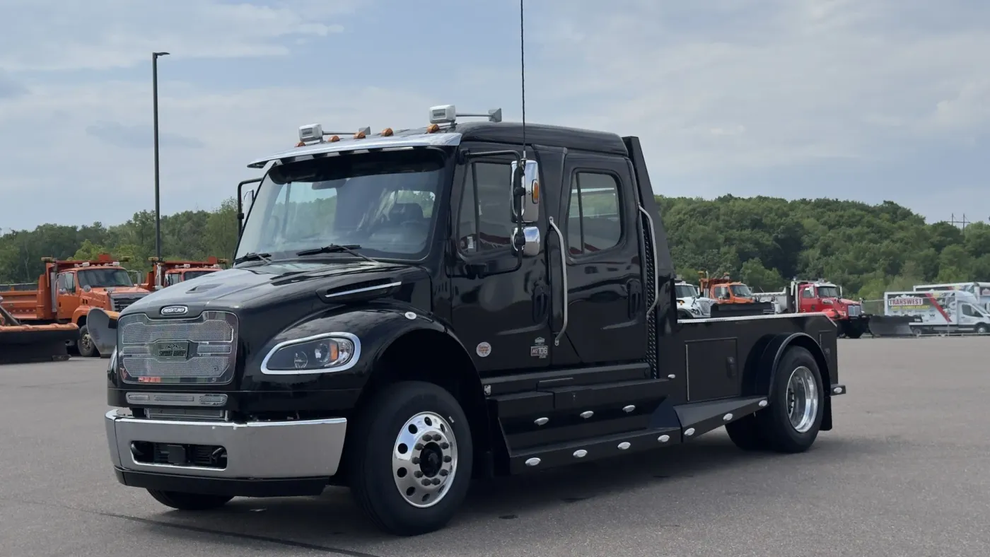 2025 Freightliner M2 106 Summit Hauler | Photo 4 of 19