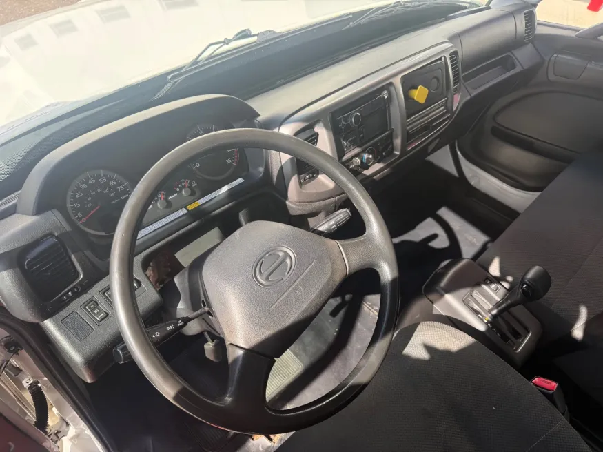 2016 Hino 268 | Photo 3 of 11