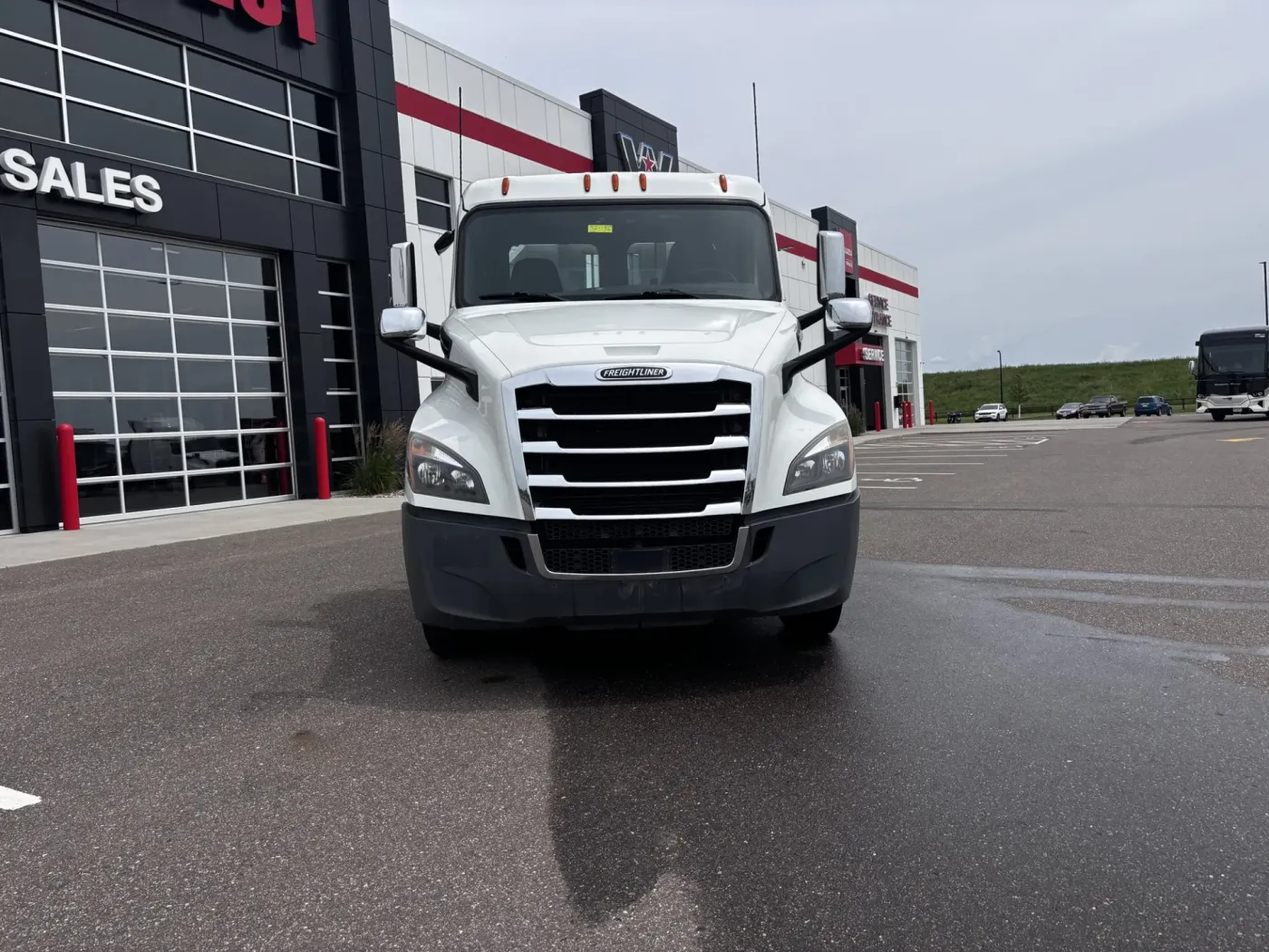 2020 Freightliner Cascadia 126 | Photo 2 of 15