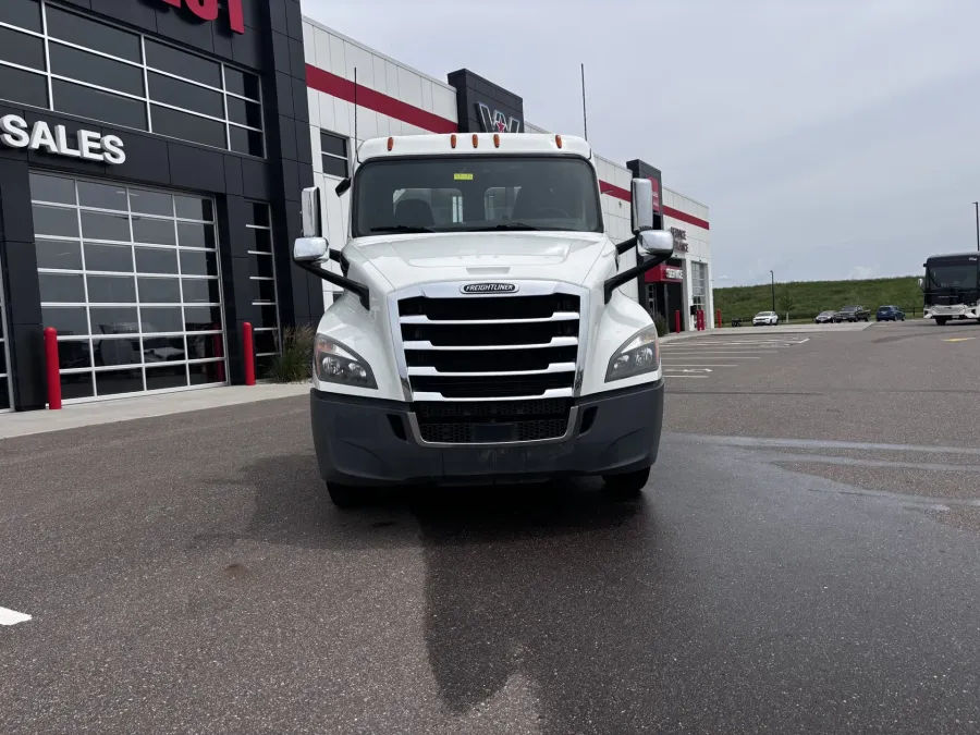 2020 Freightliner Cascadia 126 | Photo 2 of 15