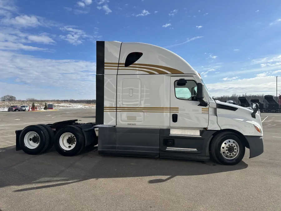 2022 Freightliner Cascadia | Photo 4 of 22