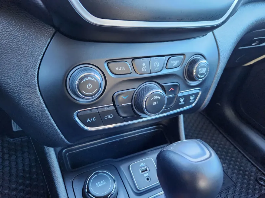 2019 Jeep Cherokee Latitude Plus | Photo 26 of 29