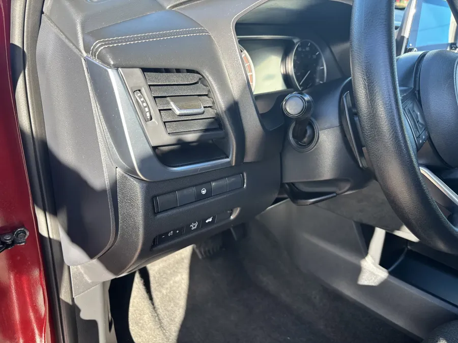 2024 Nissan Rogue SV | Photo 13 of 21