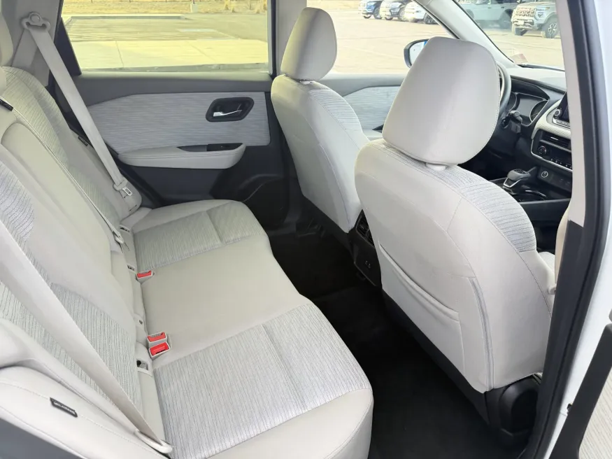 2023 Nissan Rogue SV | Photo 9 of 18