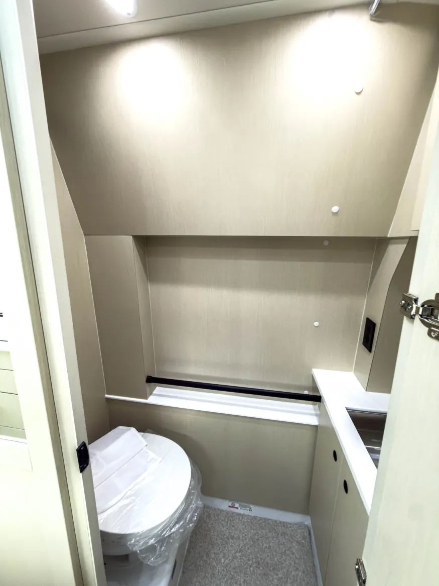 2026 Pleasure-way Ontour 2.2 AWD | Photo 16 of 21