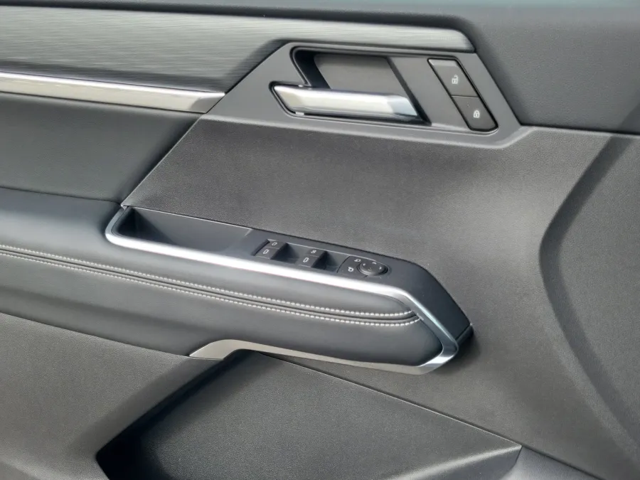 2026 GMC Acadia AWD Elevation | Photo 19 of 24