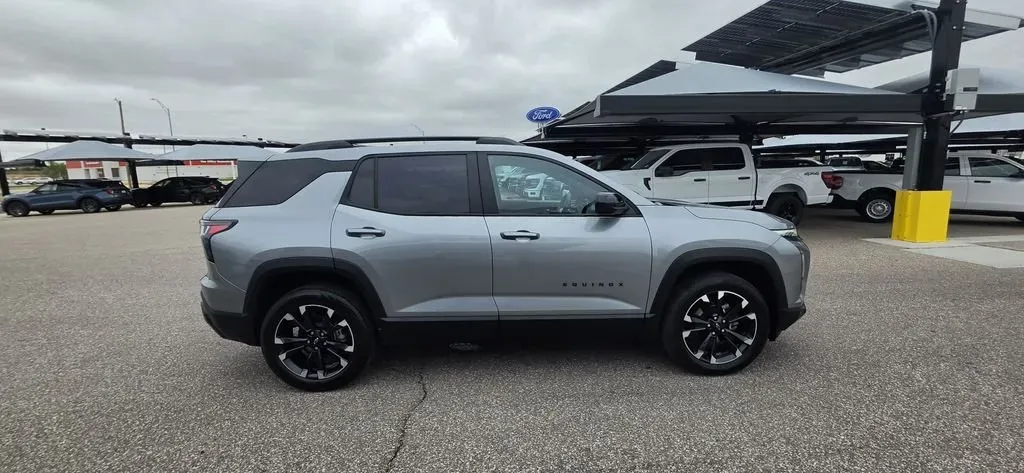 2025 Chevrolet Equinox | Photo 4 of 28
