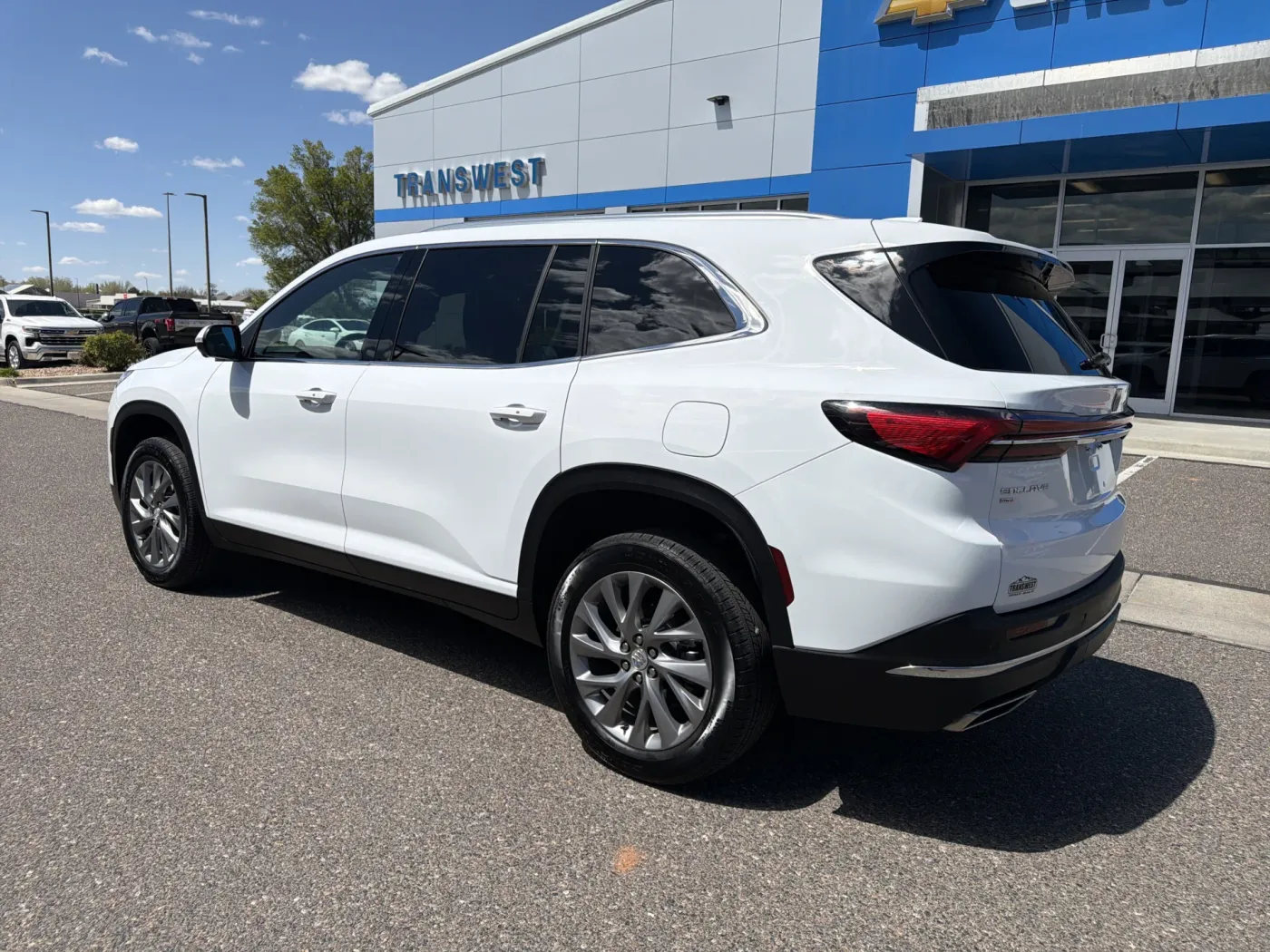 2025 Buick Enclave Preferred | Photo 2 of 21