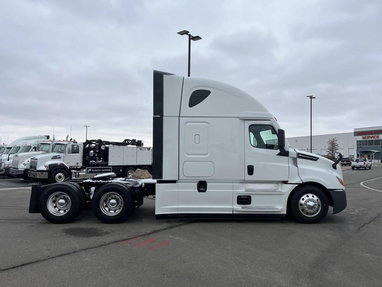 2024 Freightliner Cascadia 126 | Photo 3 of 16