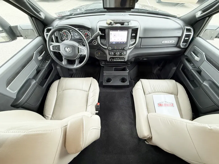 2024 Dynamax Isata 28SS | Photo 6 of 24