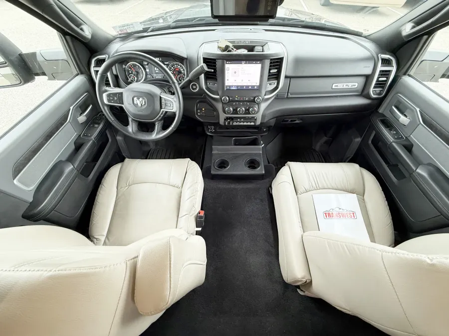 2024 Dynamax Isata 28SS | Photo 6 of 24