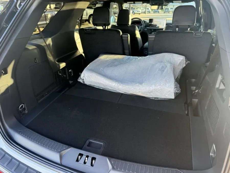2026 Ford Explorer | Photo 8 of 32
