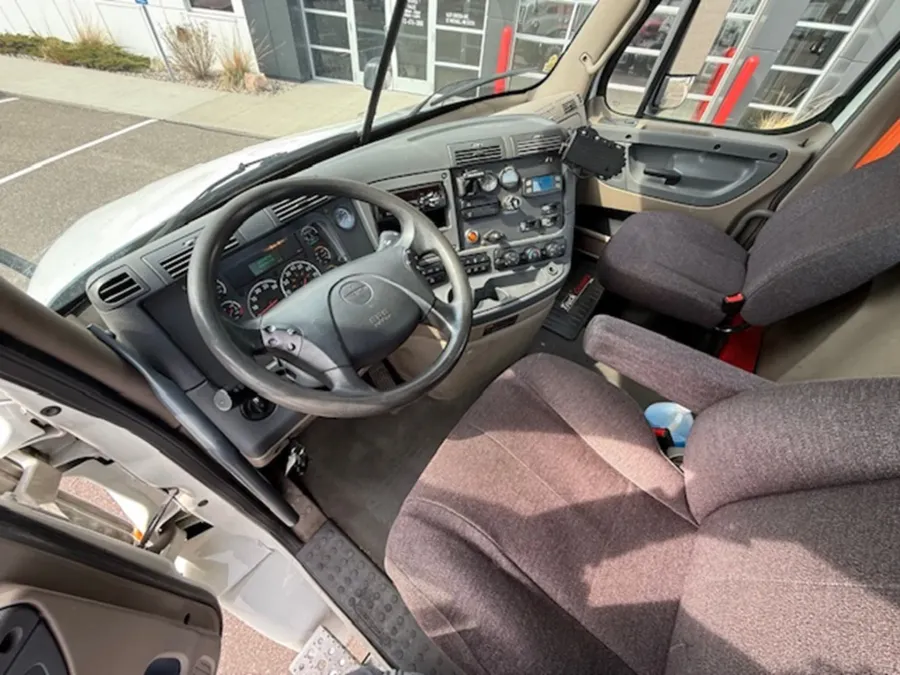 2020 Freightliner Cascadia 113 | Photo 8 of 10