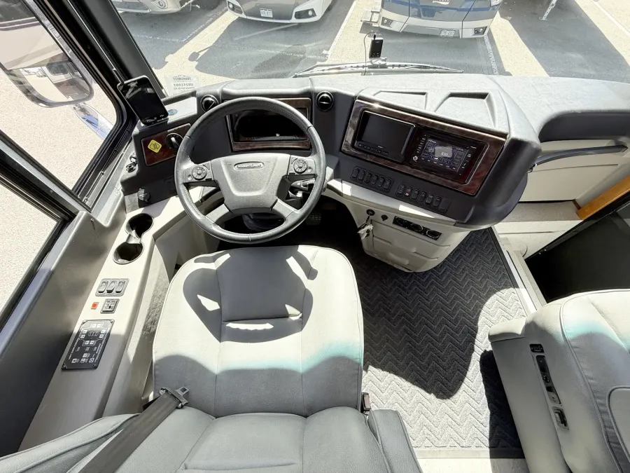 2020 Newmar Dutch Star 4328 | Photo 7 of 31