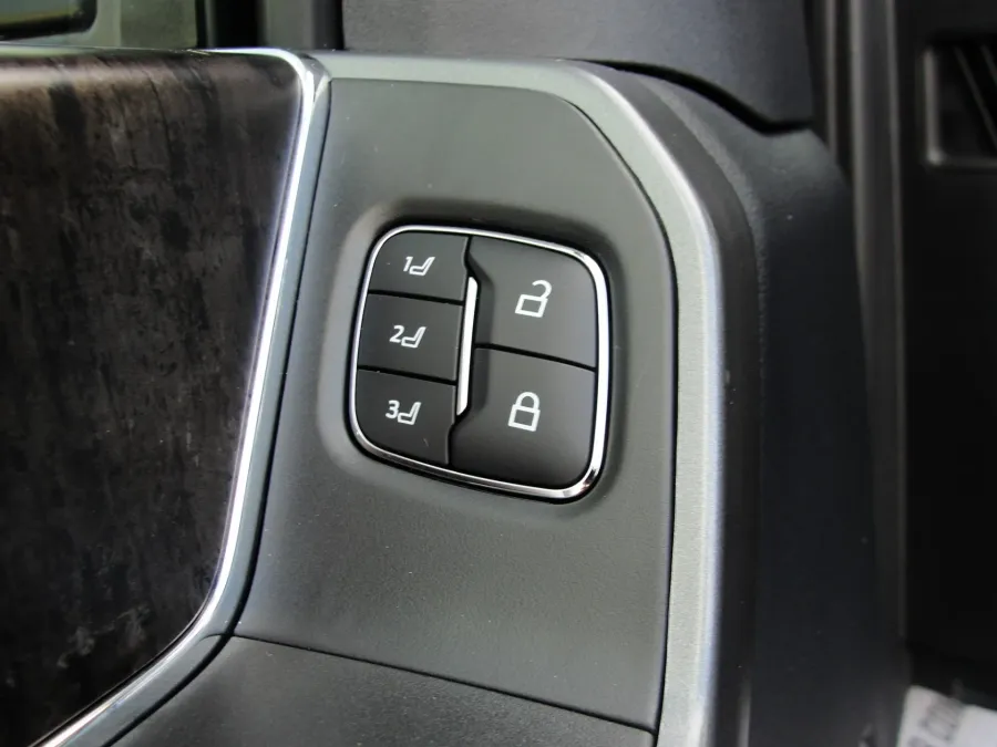 2026 Ford F-250 Lariat | Photo 17 of 21