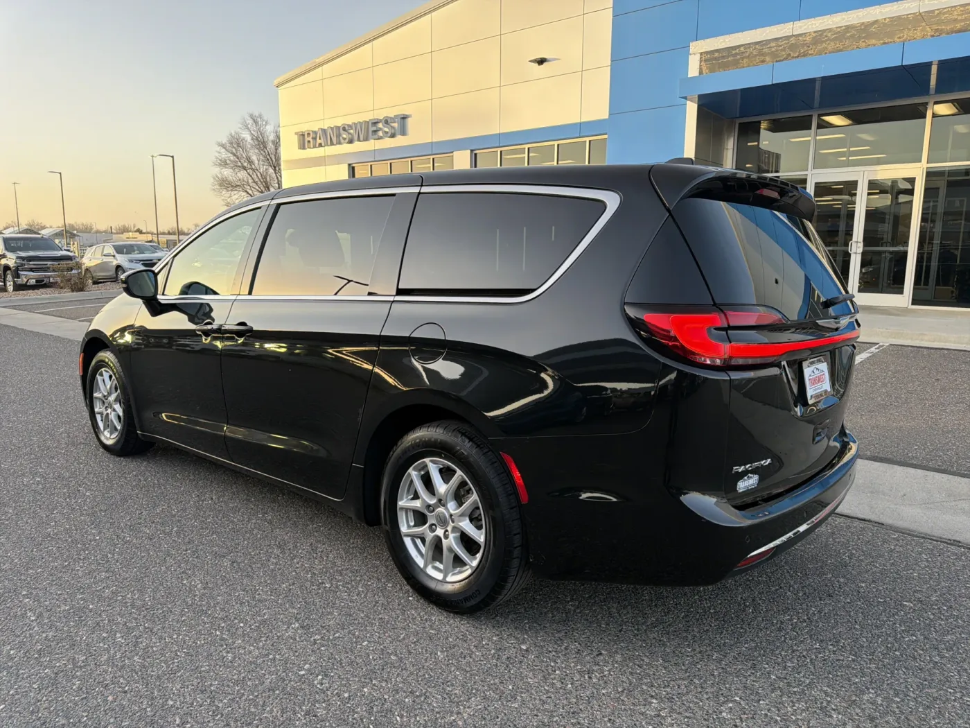 2023 Chrysler Pacifica Touring L | Photo 2 of 22