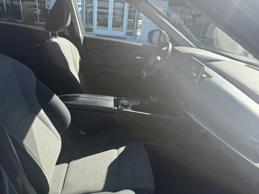 2023 Nissan Rogue SV | Photo 11 of 19