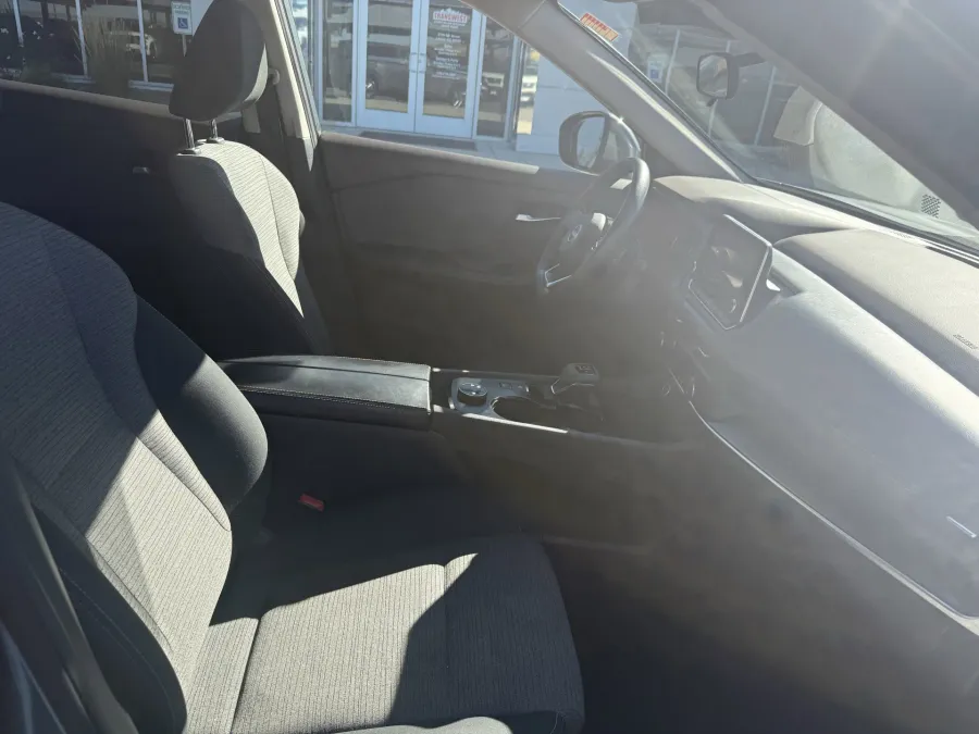 2023 Nissan Rogue SV | Photo 11 of 19