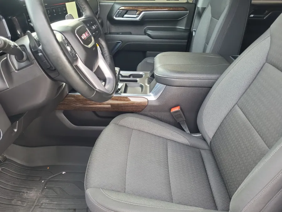 2025 GMC Sierra 1500 Elevation | Photo 8 of 23