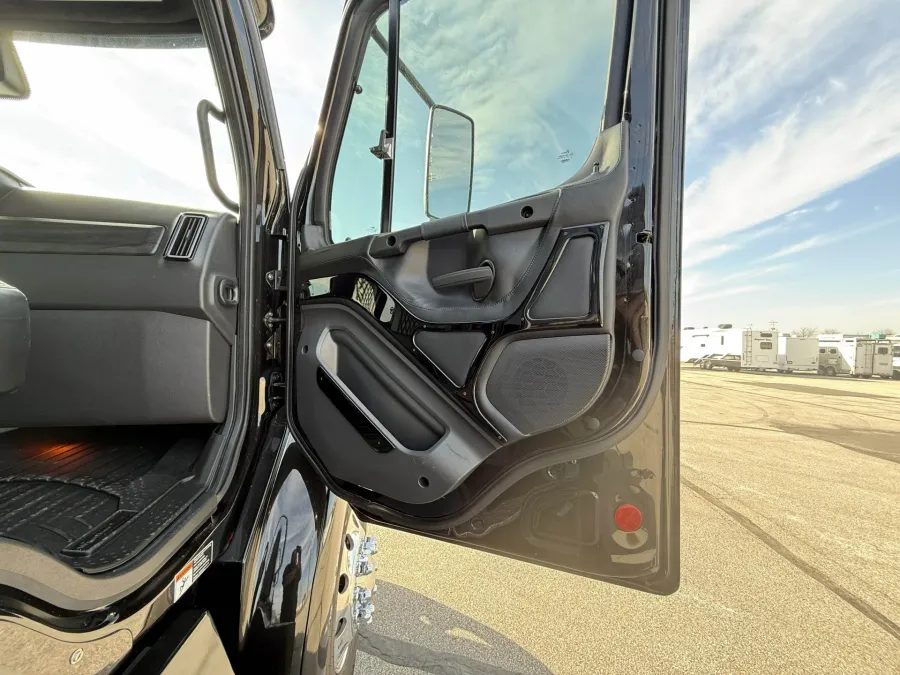 2024 Freightliner M2 112 Laredo | Photo 12 of 30