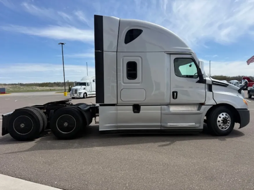 2020 Freightliner Cascadia | Photo 6 of 15