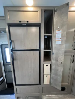 2022 Thor Four Winds 27R | Thumbnail Photo 27 of 37