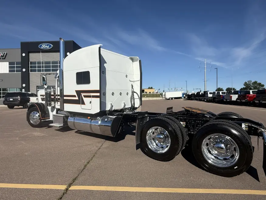 2023 Peterbilt 389 | Photo 3 of 12