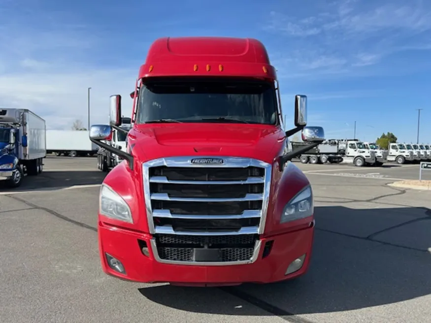 2023 Freightliner Cascadia 126 | Photo 2 of 18