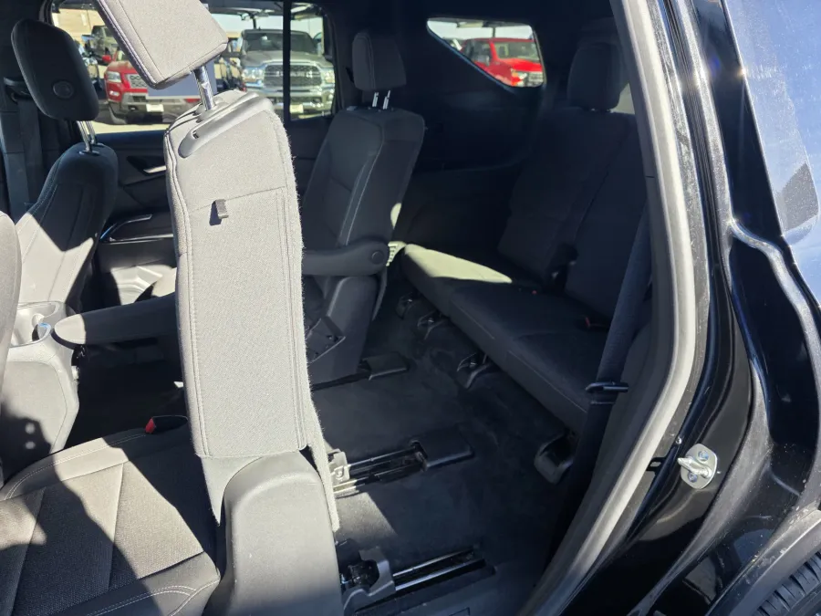 2024 Chevrolet Traverse AWD LT | Photo 14 of 29