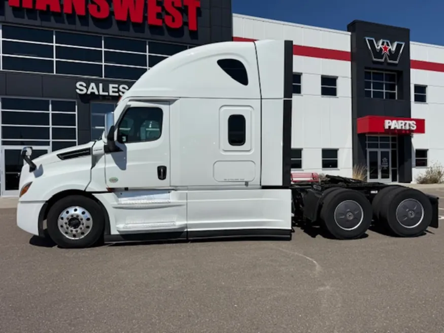 2023 Freightliner Cascadia | Photo 3 of 16