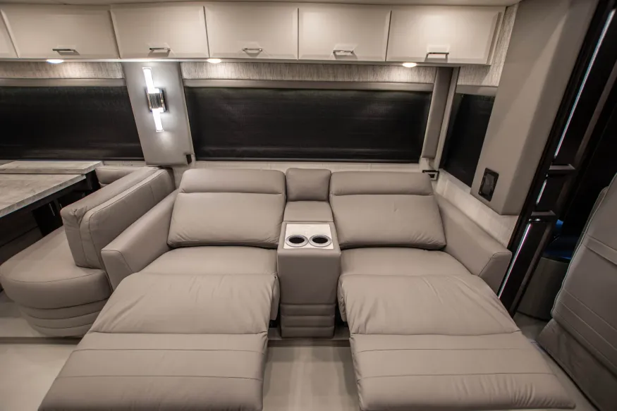 2026 Newmar Mountain Aire 4118 | Photo 15 of 45