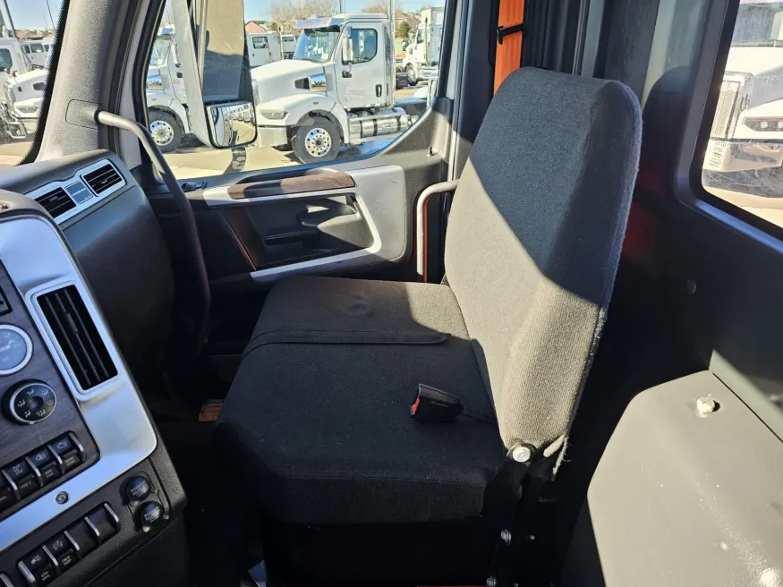 2023 Western Star 4900SA | Photo 16 of 18