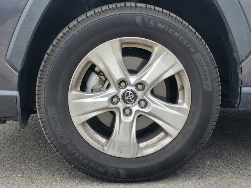 2020 Toyota RAV4 XLE | Photo 9 of 26