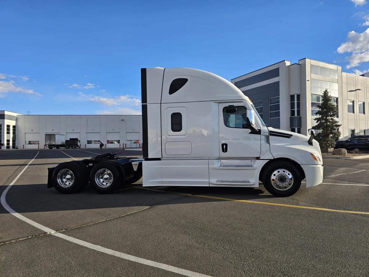 2022 Freightliner Cascadia 126 | Photo 5 of 22