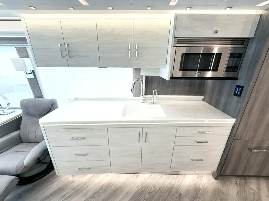 2023 Emerald Prevost H3-45 Triple Slide | Photo 9 of 35