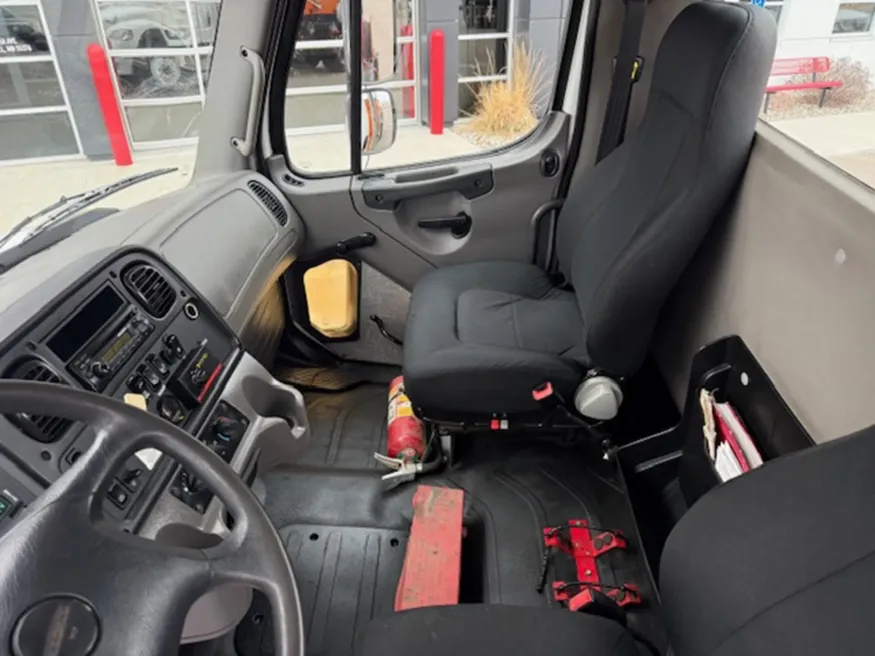 2013 Freightliner M2 106 | Photo 9 of 13