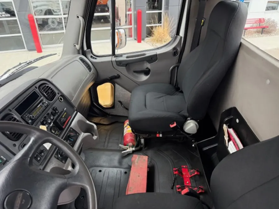 2013 Freightliner M2 106 | Photo 9 of 13