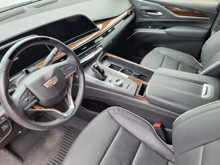 2024 Cadillac Escalade 4WD Premium Luxury | Photo 11 of 33