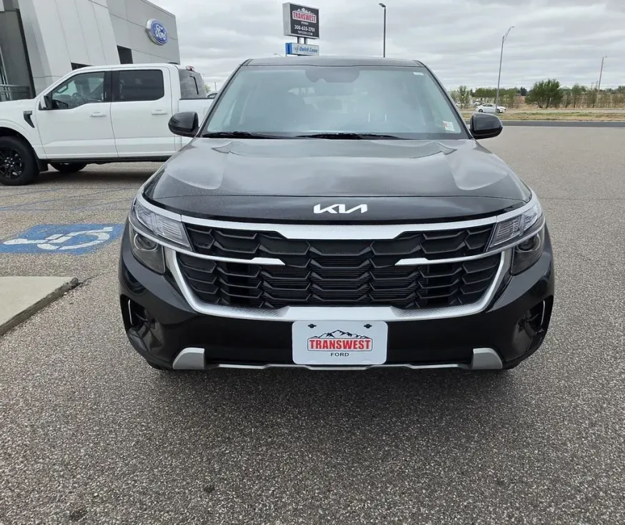 2026 Kia Seltos | Photo 2 of 27