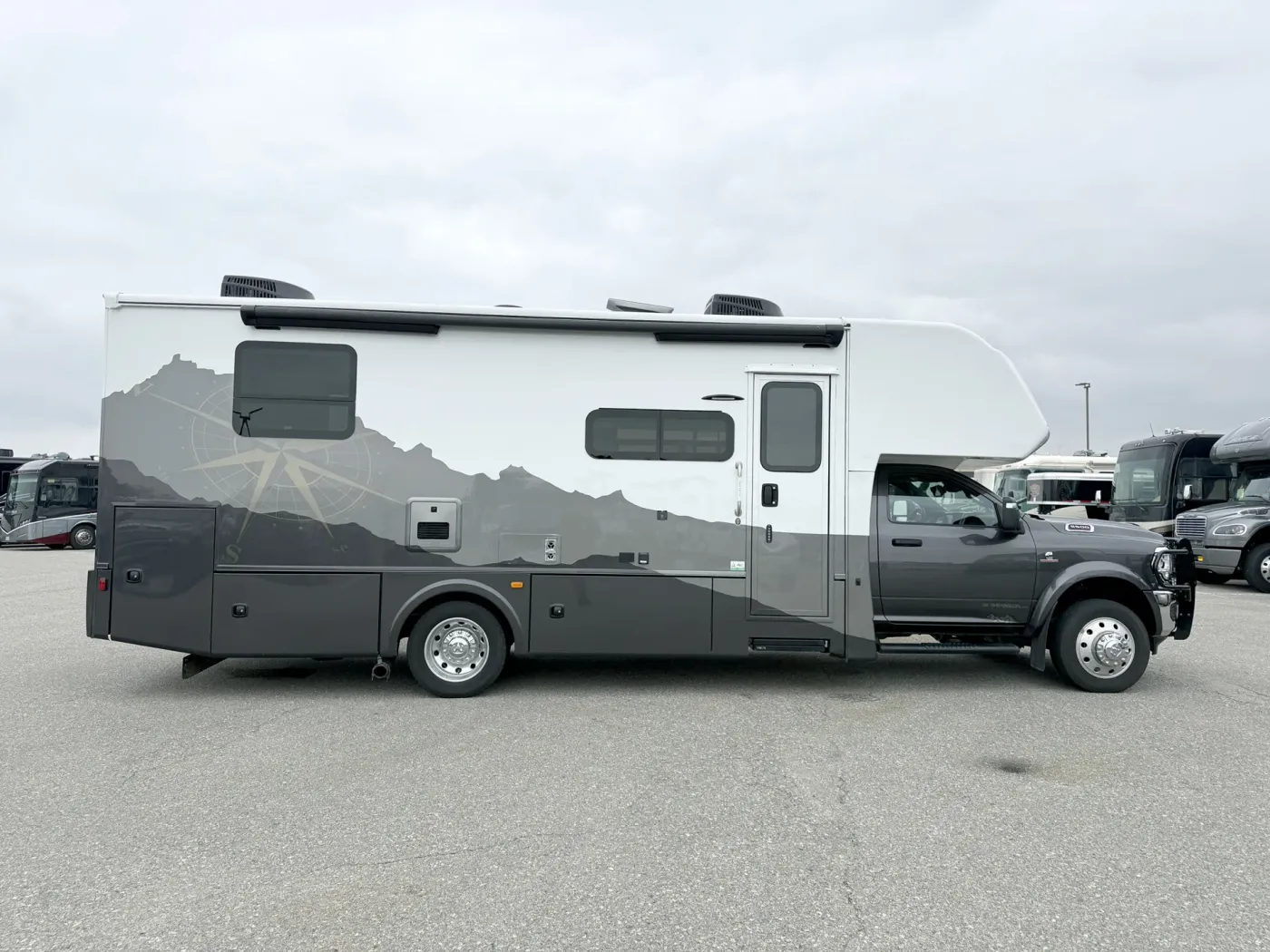 2024 Dynamax Isata 28SS | Photo 3 of 24