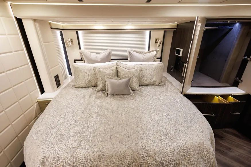 2027 Emerald Luxury Coaches Prevost H3-45 Quad Slide | Photo 15 of 33