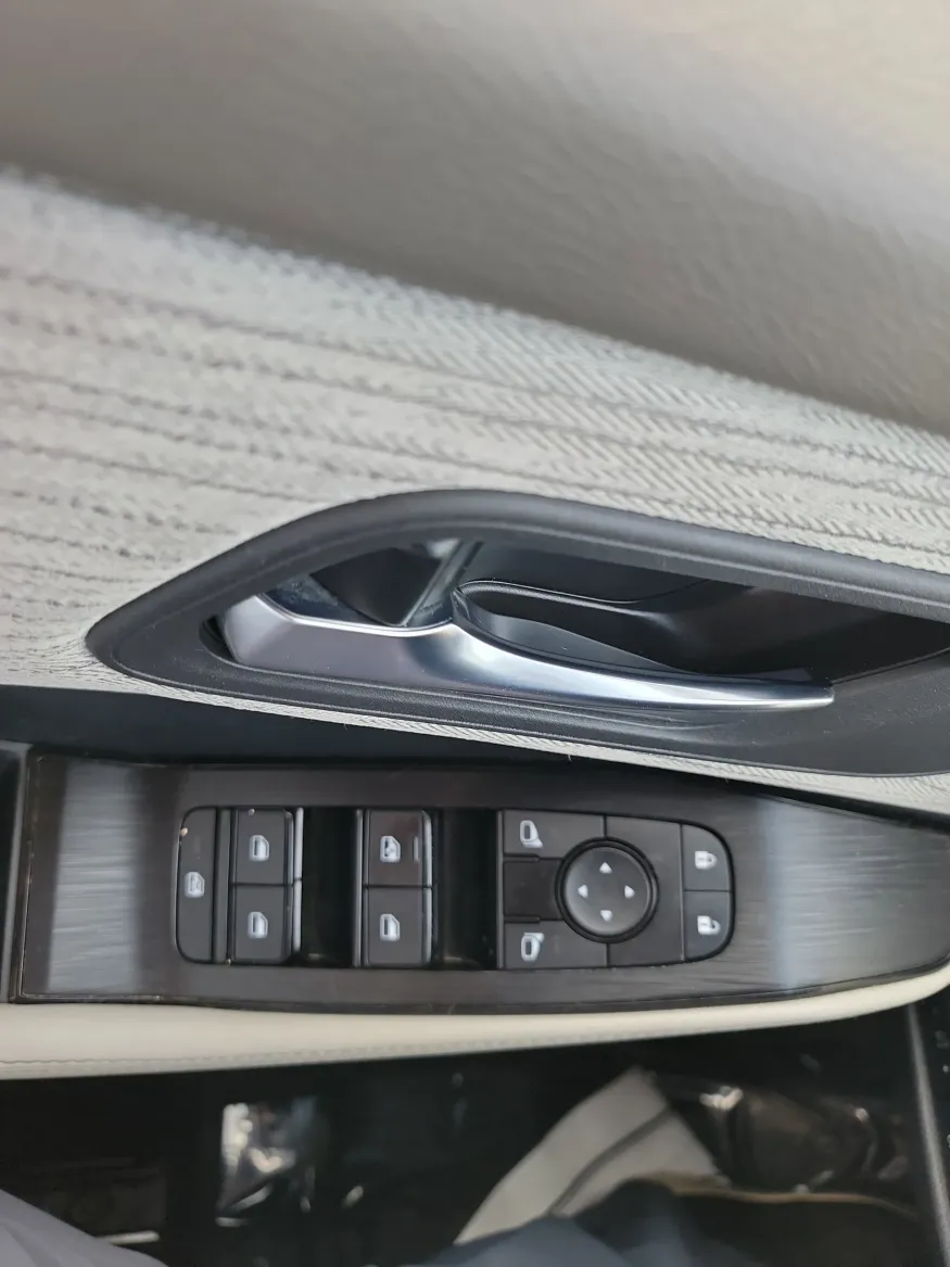 2023 Nissan Rogue SV | Photo 10 of 17