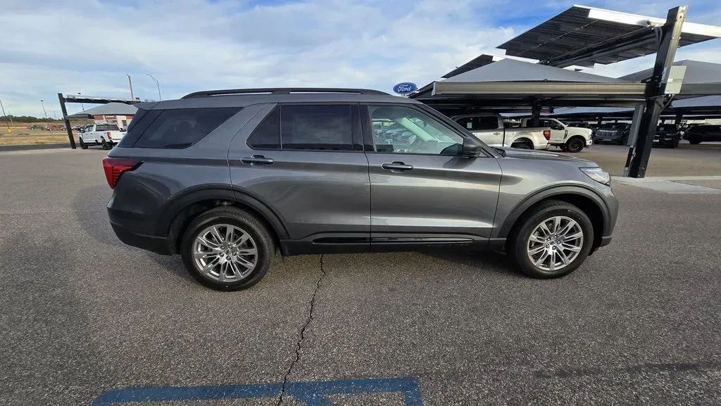 2026 Ford Explorer | Photo 4 of 31